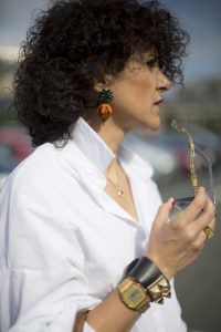 Rebeca Valdivia, Miss Clov, personal shopper, Donostia, San Sebastián, curlpower, curls, sandalia abotinadas, sandals, denim short, leather bag, white shirt, frills, camisa blanca, maxi pendientes, pendientes piña, maxi earings