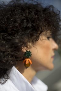 Rebeca Valdivia, Miss Clov, personal shopper, Donostia, San Sebastián, curlpower, curls, sandalia abotinadas, sandals, denim short, leather bag, white shirt, frills, camisa blanca, maxi pendientes, pendientes piña, maxi earings
