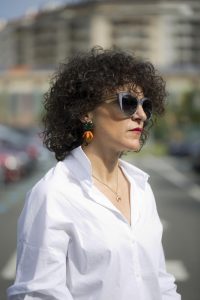 Rebeca Valdivia, Miss Clov, personal shopper, Donostia, San Sebastián, curlpower, curls, sandalia abotinadas, sandals, denim short, leather bag, white shirt, frills, camisa blanca, maxi pendientes, pendientes piña, maxi earings