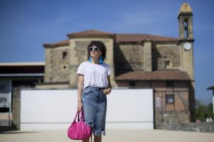 Rebeca Valdivia, Miss Clov, personal shopper, Donostia, San Sebastián, curlpower, curls, sandalia abotinadas, sandals, Pink bag, white tee, denimskirt, camiseta blanca, maxi pendientes, pendientes pompon, maxi earings