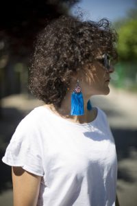Rebeca Valdivia, Miss Clov, personal shopper, Donostia, San Sebastián, curlpower, curls, sandalia abotinadas, sandals, Pink bag, white tee, denimskirt, camiseta blanca, maxi pendientes, pendientes pompón, maxi earings