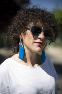 Rebeca Valdivia, Miss Clov, personal shopper, Donostia, San Sebastián, curlpower, curls, sandalia abotinadas, sandals, Pink bag, white tee, denimskirt, camiseta blanca, maxi pendientes, pendientes pompón, maxi earings