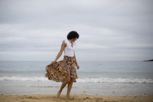 Rebeca Valdivia, personal shopper, Donostia, San Sebastián, Miss Clov, falda asimétrica, falda con cola, apargatas, mules, spadrilles, alparmules, playa ondarreta, white tee, camiseta blanca, bolso marroquí, marroquinería, curls, rizos, curlpower, madeinspain, madehand, artesano, hecho a mano