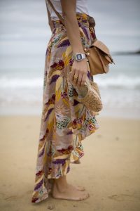 Rebeca Valdivia, personal shopper, Donostia, San Sebastián, Miss Clov, falda asimétrica, falda con cola, apargatas, mules, spadrilles, alparmules, playa ondarreta, white tee, camiseta blanca, bolso marroquí, marroquinería, curls, rizos, curlpower, madeinspain, madehand, artesano, hecho a mano