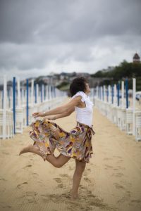 Rebeca Valdivia, personal shopper, Donostia, San Sebastián, Miss Clov, falda asimétrica, falda con cola, apargatas, mules, spadrilles, alparmules, playa ondarreta, white tee, camiseta blanca, bolso marroquí, marroquinería, curls, rizos, curlpower, madeinspain, madehand, artesano, hecho a mano