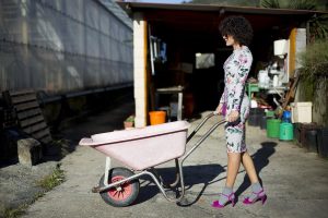 Rebeca Valdivia, personal shopper, estilista, stilist, Donostia, San Sebastián, Miss Clov, curls, rizos, curlpower, Vestido de flores, vestido pegado, flores rosas, pink flowers, sandals with socks, sandalias con calcetines, bag, bolso bandolera, flower dress
