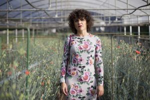 Rebeca Valdivia, personal shopper, estilista, stilist, Donostia, San Sebastián, Miss Clov, curls, rizos, curlpower, Vestido de flores, vestido pegado, flores rosas, pink flowers, sandals with socks, sandalias con calcetines, bag, bolso bandolera, flower dress