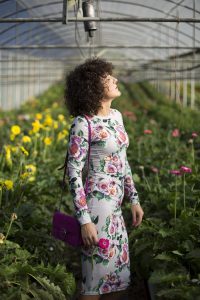 Rebeca Valdivia, personal shopper, estilista, stilist, Donostia, San Sebastián, Miss Clov, curls, rizos, curlpower, Vestido de flores, vestido pegado, flores rosas, pink flowers, sandals with socks, sandalias con calcetines, bag, bolso bandolera, flower dress