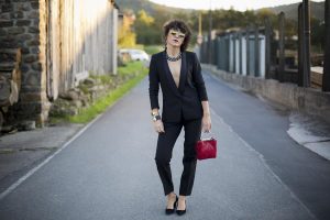 Rebeca Valdivia, personal shopper, estilista, stilist, Donostia, San Sebastián, Miss Clov, curls, rizos, curlpower, salones, zapato salón, stilettos, hells, americana, blazer, smoking, traje negro, bolso mano, hand bag