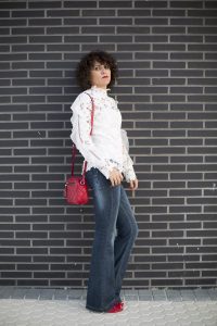 Rebeca Valdivia, personal shopper, estilista, stilist, Donostia, San Sebastián, Miss Clov, curls, rizos, bell jeans, pantalón de campana, camisa encaje, guipur, camisa blanca, white shirt, peep toe, bag, bolso bandolera
