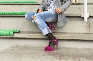 Rebeca Valdivia, personal shopper, Donostia, San Sebastián, Miss Clov, curls, rizos, curlpower, boyfriend jeans, hells, sandasl, frills, guipur, calcetines encaje, pata de gallo, americana, blazer, tee, camiseta, mensaje, bolso mano, tachas, hand bag