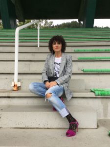 Rebeca Valdivia, personal shopper, Donostia, San Sebastián, Miss Clov, curls, rizos, curlpower, boyfriend jeans, hells, sandasl, frills, guipur, calcetines encaje, pata de gallo, americana, blazer, tee, camiseta, mensaje, bolso mano, tachas, hand bag