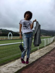 Rebeca Valdivia, personal shopper, Donostia, San Sebastián, Miss Clov, curls, rizos, curlpower, boyfriend jeans, hells, sandasl, frills, guipur, calcetines encaje, pata de gallo, americana, blazer, tee, camiseta, mensaje, bolso mano, tachas, hand bag