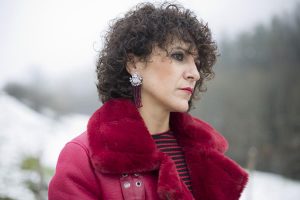 Rebeca Valdivia, personal shopper, estilista, stilist, asesora de imagen, boyfriend jeans, semi bota, botín tacón, heels, bolso tachuelas, tachas, jersey rayas, abrigo doble faz, abrigo rojo, red coat, winter, curls, snow, nieve, maxi earring
