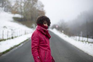 Rebeca Valdivia, personal shopper, estilista, stilist, asesora de imagen, boyfriend jeans, semi bota, botín tacón, heels, bolso tachuelas, tachas, jersey rayas, abrigo doble faz, abrigo rojo, red coat, winter, curls, snow, nieve, maxi earring