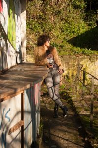 Rebeca Valdivia, asesora de imagen, personal shopper, estilista, stilist, Donostia, San Sebastián, Miss Clov, curls, rizos, cowboy boots, botas cowboy, riped jeans, vaqueros rotos, pitillos, skinning, leather coat, abrigo piel, tachas, tachuelas, t-shirt, camiseta tachas, bolso tachas