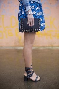 Rebeca Valdivia, asesora de imagen, personal shopper, estilista, stilist, Donostia, San Sebastián, Miss Clov, sandalias con hebillas, perfecto vaquero, denim jacket, afro, dress, vestido globo, Fanny Alonso Couture, Die Mier by Yolanda, telas, tissue, printed in South Africa, bolso de mano, tachas, tachuelas, pendientes, flecos, fringe, curls, rizos, Capitola Watches, ambassador, embajadora